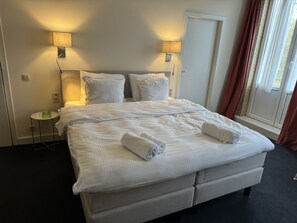 Ylelliset vuodevaatteet, memory foam -patjalliset sängyt