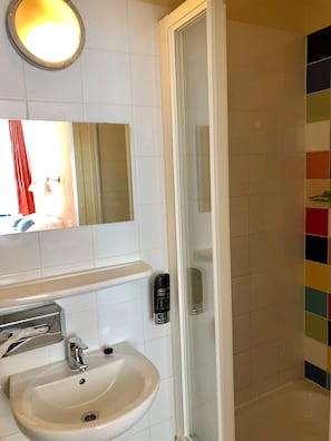 Habitació triple familiar | Bany | Dutxa, assecador de cabells, tovalloles i sabó