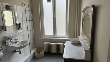 Deluxe-Zimmer | Badezimmer | Dusche, Haartrockner, Handtücher, Seife