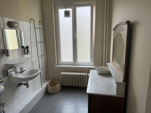 Deluxe Oda | Banyo | Duş, saç kurutma makinesi, havlu, sabun 