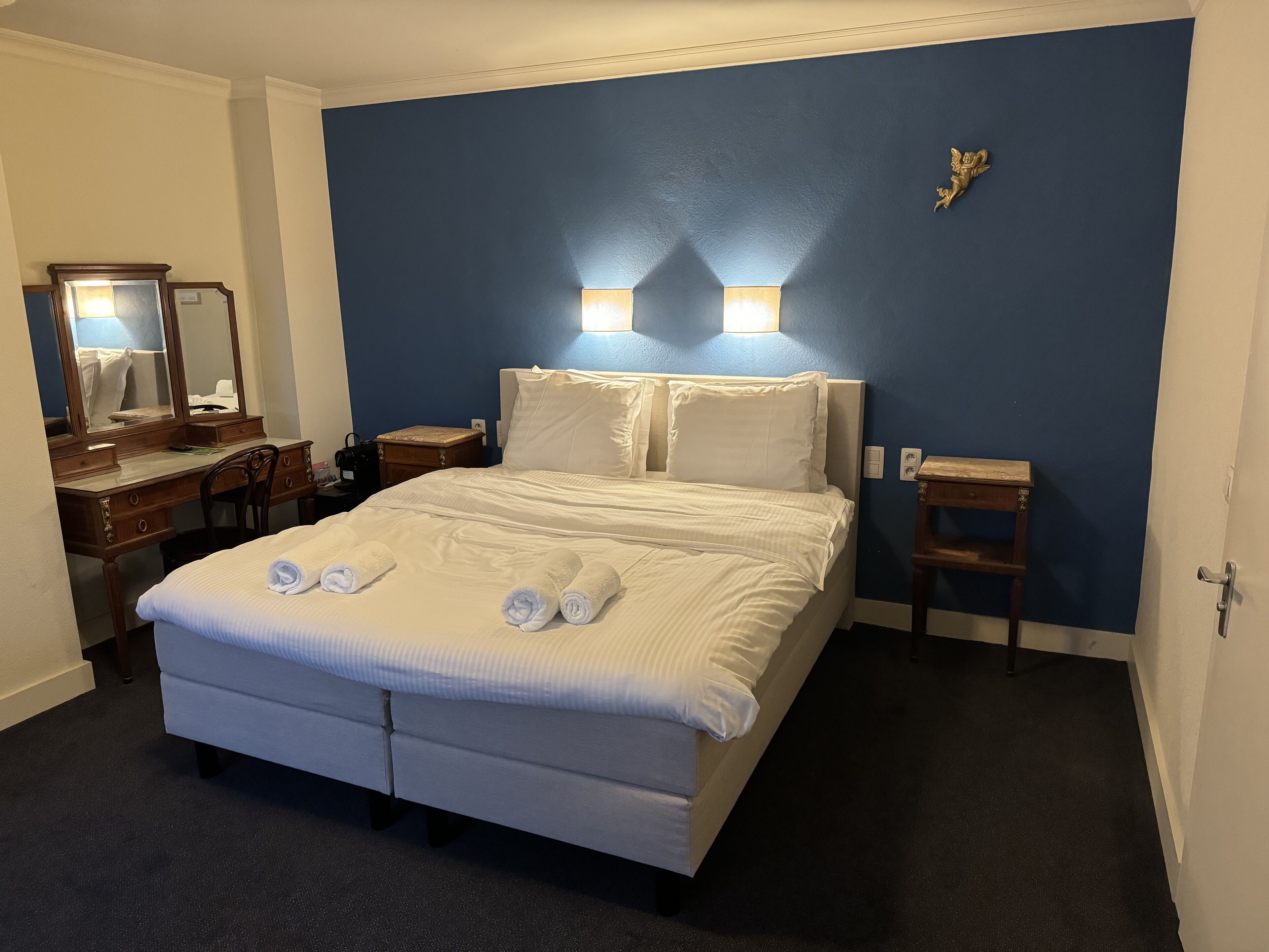 Deluxe-Zimmer | Hochwertige Bettwaren, Betten mit Memory-Foam-Matratzen, Zimmersafe