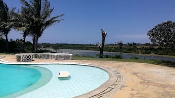 Hồ bơi ngoài trời