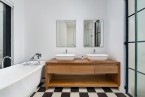 Maison « Premier » | Salle de bain | Douche, articles de toilette gratuits, sÚche-cheveux
