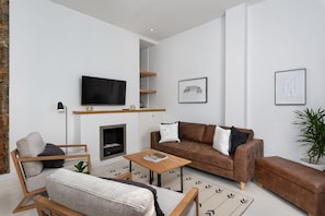 Casa premier | Área de estar | TV de tela plana, lareira