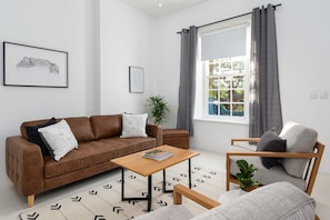 Casa premier | Área de estar | TV de tela plana, lareira
