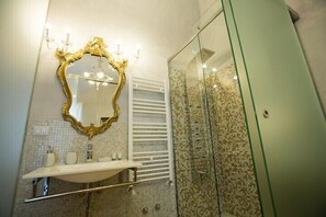 Appartamento, 1 camera da letto, balcone | Bagno | Doccia, set di cortesia gratuito, asciugacapelli, bidet
