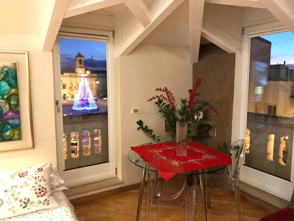 Lejlighed - 1 soveværelse - balkon | Spisning på værelset