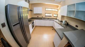 Deluxe Apartment | Shared kitchen | Fridge, microwave, oven, stovetop
