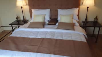 Apartment, Balcony | Premium bedding, memory-foam beds, iron/ironing board, free WiFi