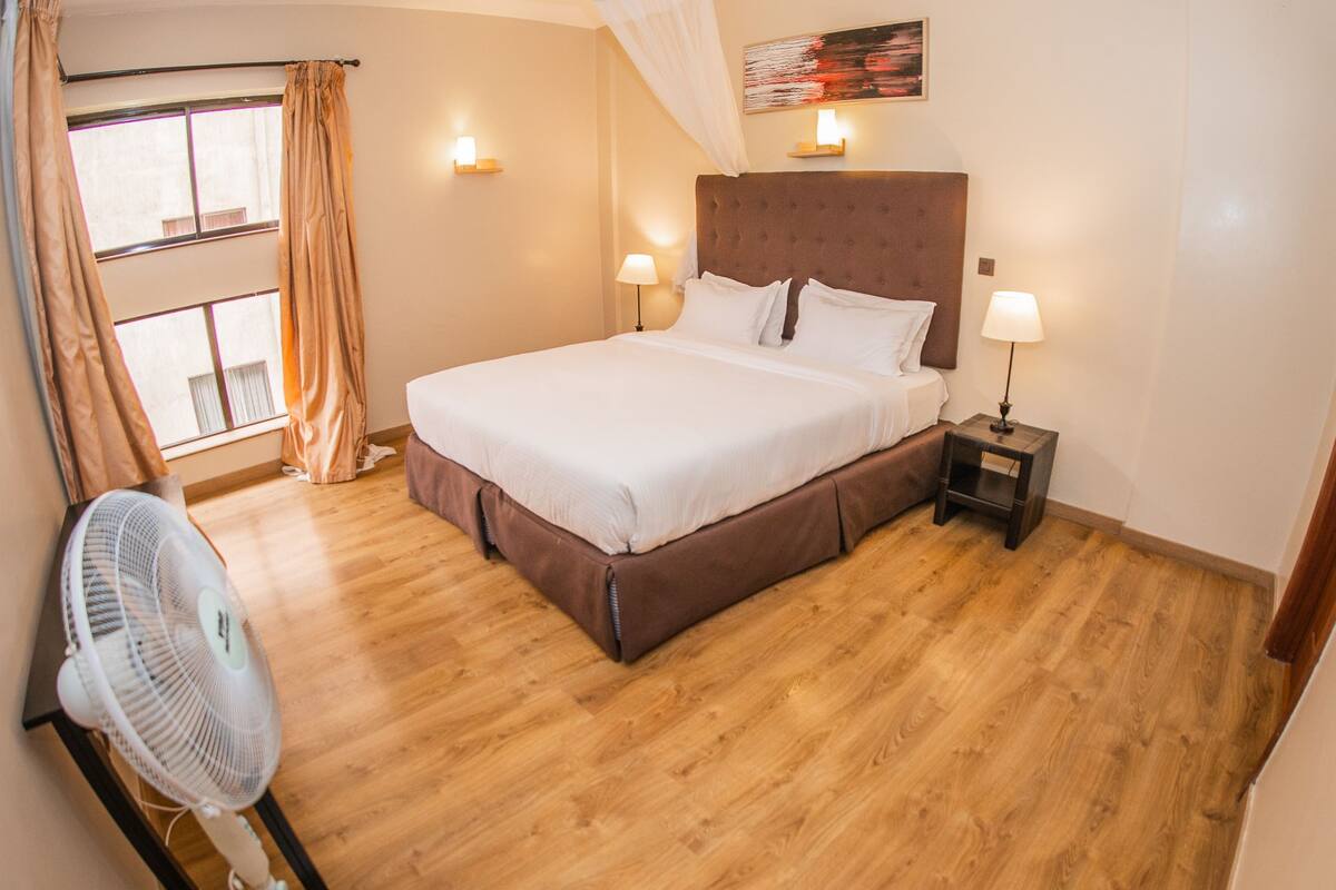 Deluxe Apartment | Premium bedding, memory foam beds, iron/ironing board, WiFi (free)
