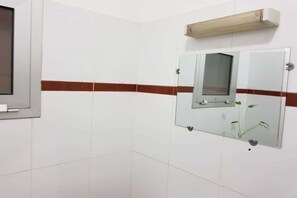 Appartement, 1 chambre | Salle de bain | Serviettes fournies, savon, papier toilette