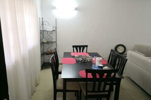 Appartement, 1 chambre | Restauration dans la chambre