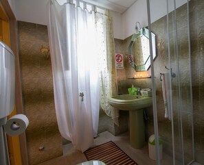 Shower, free toiletries, hair dryer, bidet - Il Gallo (Monopoli)