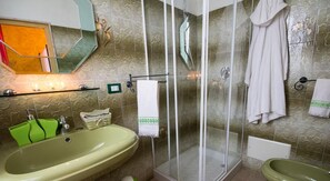 Dusche, kostenlose Toilettenartikel, Haartrockner, Bidet