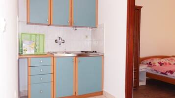 Kühlschrank, Herdplatte, Wasserkocher, Kochgeschirr/Geschirr/Besteck