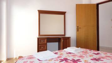 Free cribs/infant beds, bed sheets