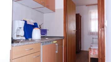 Fridge, stovetop, electric kettle, cookware/dishes/utensils