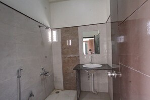 Habitación con 1 cama matrimonial o 2 individuales | Baño | Amenidades de baño gratuitas y toallas