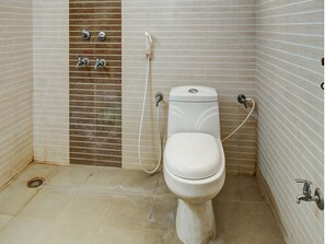 Habitación con 1 cama matrimonial o 2 individuales | Baño | Amenidades de baño gratuitas y toallas