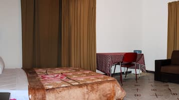 Escritorio, wifi gratis y ropa de cama