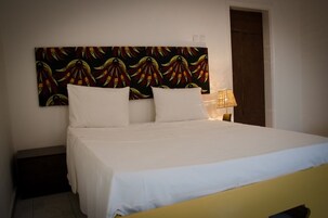 Escritorio, wifi gratis y ropa de cama 