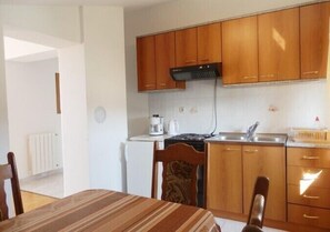 Apartament, 2 dormitoris (3) | Cuina bàsica privada | Frigorífic, forn, placa de cuina i bullidora elèctrica 