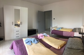 A bedroom with two beds, a wardrobe, and a mirror. - Apartments La Playa (Medulin)