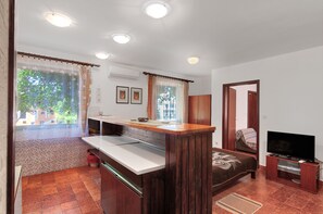 Apartment, Meerblick | Wohnzimmer | Fernseher