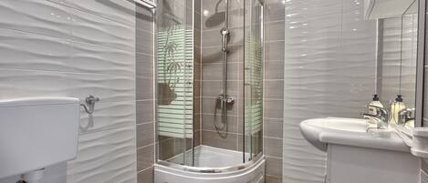 Appartement, terrasse | Salle de bain | Douche, serviettes fournies, papier de toilette