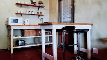 Comfort Studio Suite | Private kitchen | Fridge, microwave, stovetop, coffee/tea maker