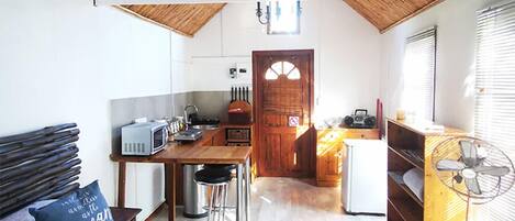 Decoración personalizada, muebles diferentes y cortinas blackout