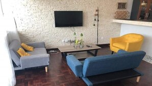 Departamento estándar | Sala de estar | Televisión de pantalla plana de 42 pulgadas con canales vía satélite 