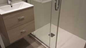 Apartment, 1 Schlafzimmer (Griz408) | Badezimmer | Dusche, Handtücher