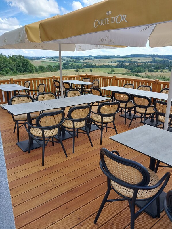 Petit déjeuner buffet (10 EUR par personne)