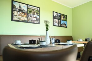 Petit déjeuner buffet (10 EUR par personne)