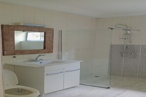 Comfort Villa, 6 Bedrooms | Bathroom | Rainfall showerhead, towels