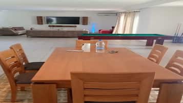 Comfort Villa, 6 Bedrooms | Living room