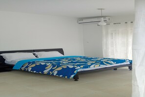 Comfort Villa, 6 Bedrooms | 1 bedroom, blackout drapes, iron/ironing board, free WiFi