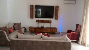 Comfort villa, 6 slaapkamers | Woonruimte | Een flatscreentelevisie