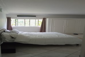 Comfort Villa, 6 Bedrooms | 1 bedroom, blackout drapes, iron/ironing board, free WiFi