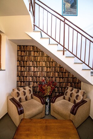 Lobby sitting area - Vila Ana (Bucharest)