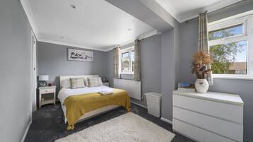 5 bedrooms, iron/ironing board, WiFi, bed sheets