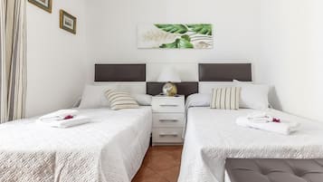 1 slaapkamer, een strijkplank/strijkijzer, internet, beddengoed
