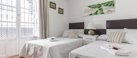 1 habitación, tabla de planchar con plancha, internet y ropa de cama