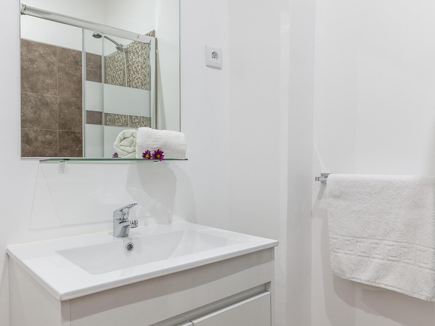 Sèche-cheveux, serviettes fournies