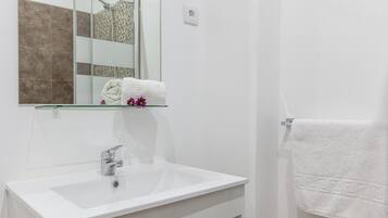 SĂšche-cheveux, serviettes fournies