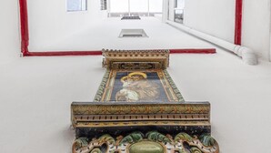 Une pièce dotée d’un sol carrelé, d’une bordure décorative et d’une fenêtre offrant une vue agréable.