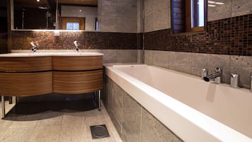 Cottage, 4 Bedrooms | Deep-soaking bathtub