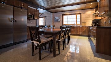 Cottage, 4 kamar tidur | Dapur pribadi | Lemari es besar, microwave, oven, dan kompor