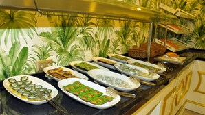 بوفيه فطور مجانًا يوميًا